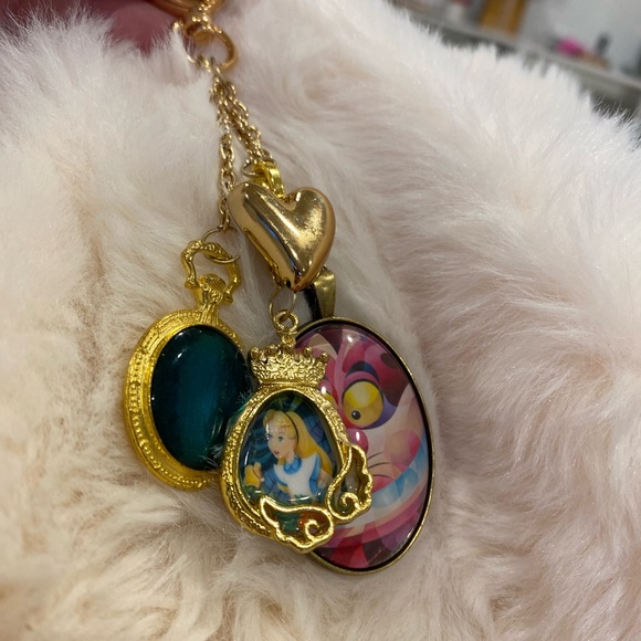 NWT ALICE IN WONDERLAND BAG CHARM PURSE KEYCHAIN GOLDEN TONE CHESHIRE MAD HAT - Picture 8 of 9